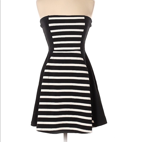 Express Dresses & Skirts - 🔴3/$15🔴 EXPRESS STRAPLESS STRIPED MINI DRESS